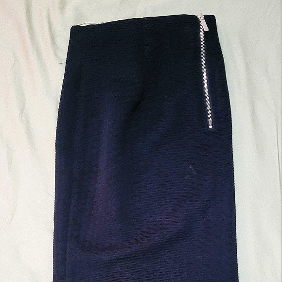 ๐ Textured Dynamite Pencil Skirt - Picture 4 of 5